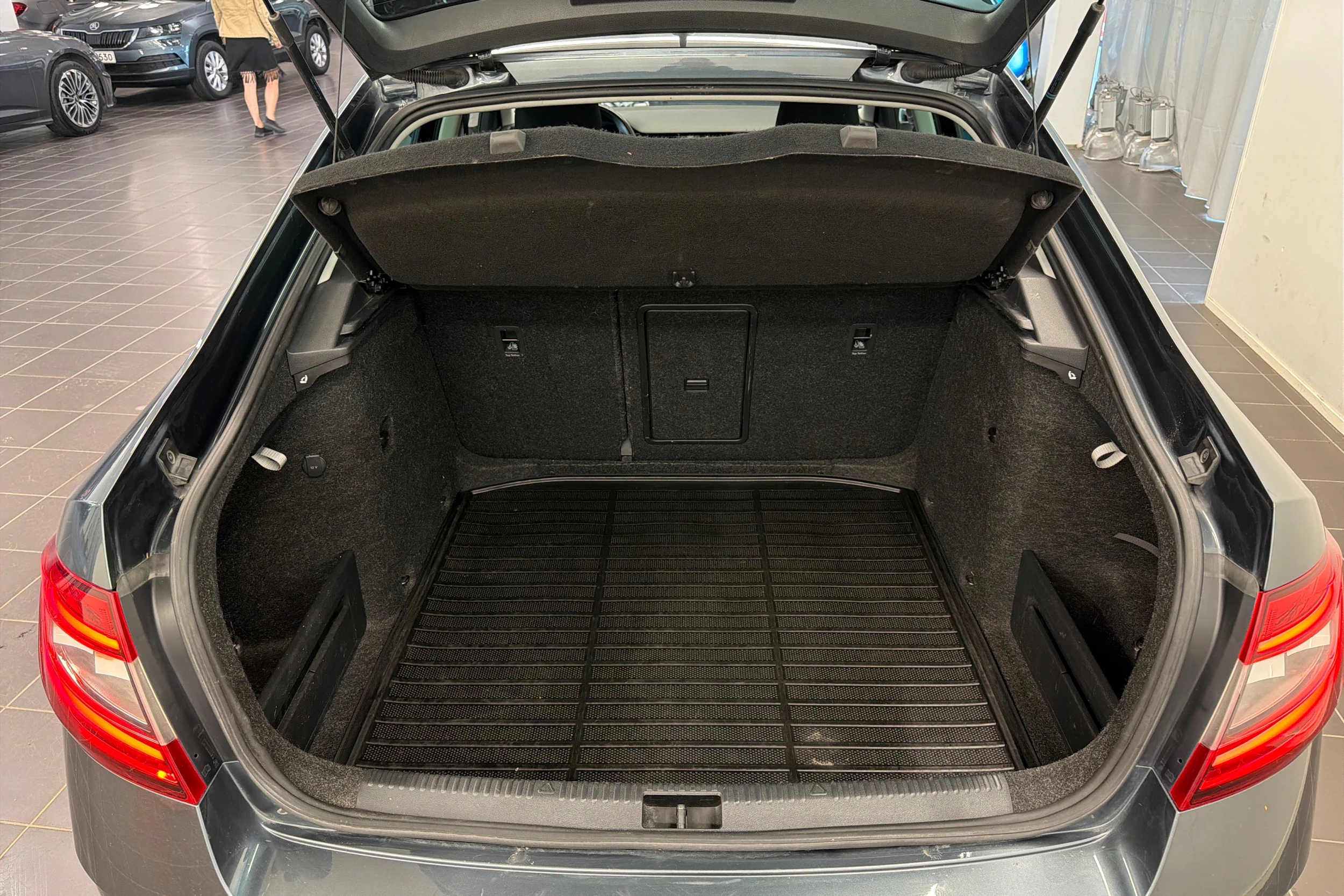 harmaa Skoda Octavia 2020 kuva 11.