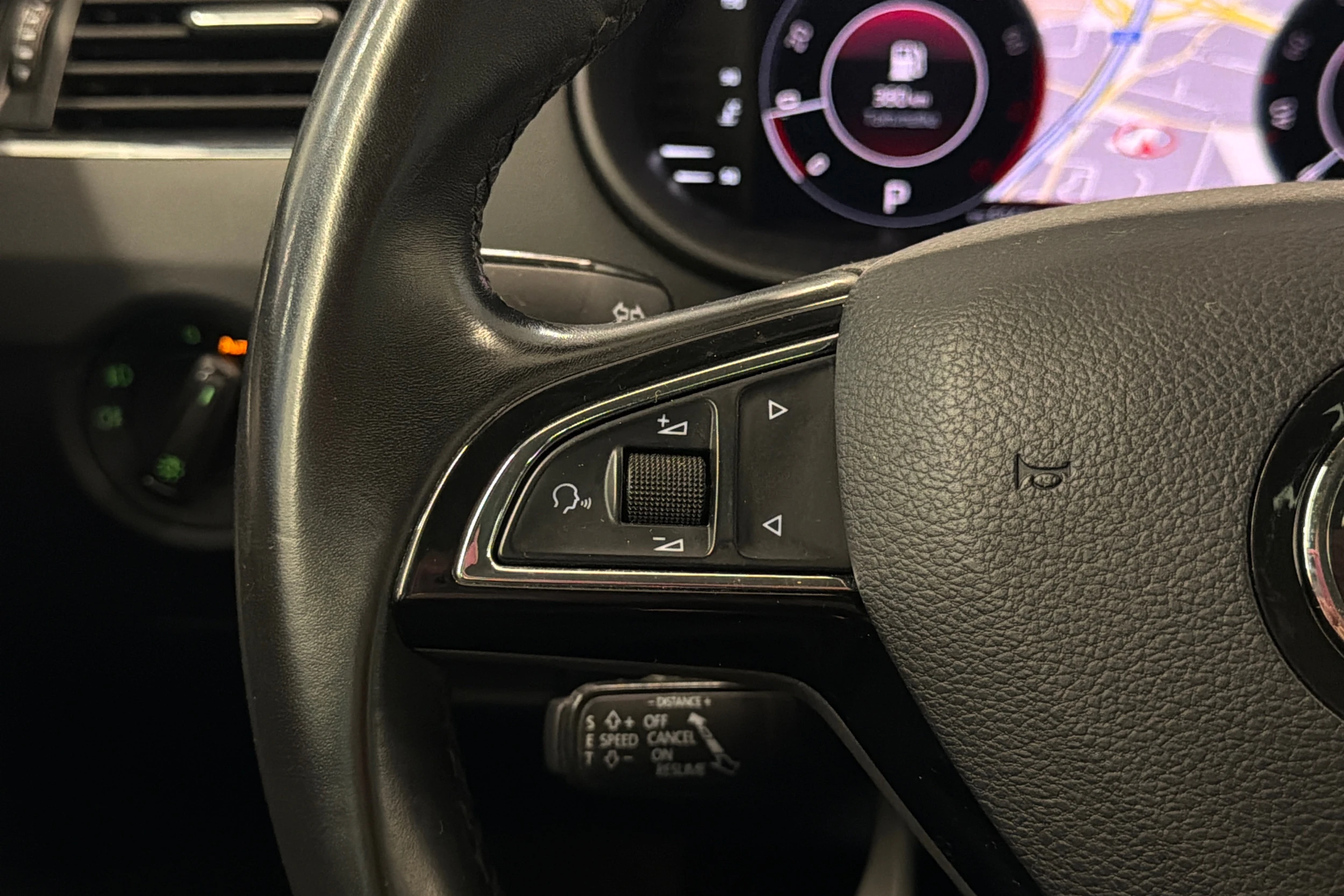 harmaa Skoda Octavia 2020 kuva 16.