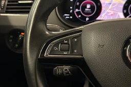 harmaa Skoda Octavia 2020 kuva 16.