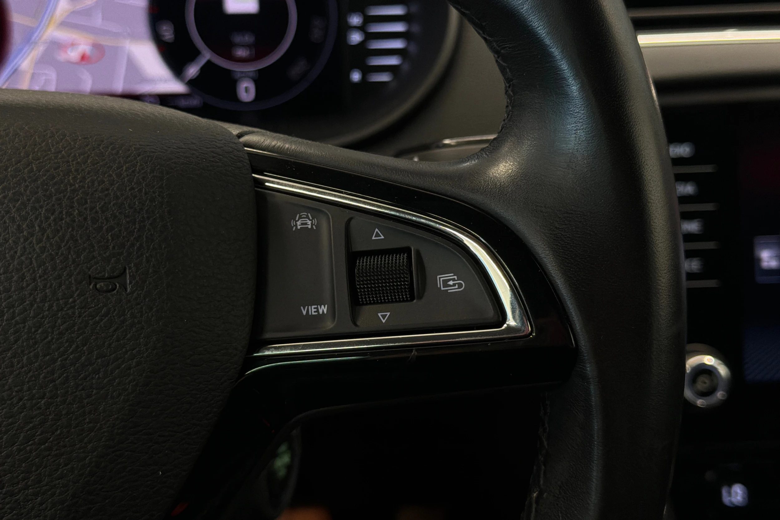 harmaa Skoda Octavia 2020 kuva 17.