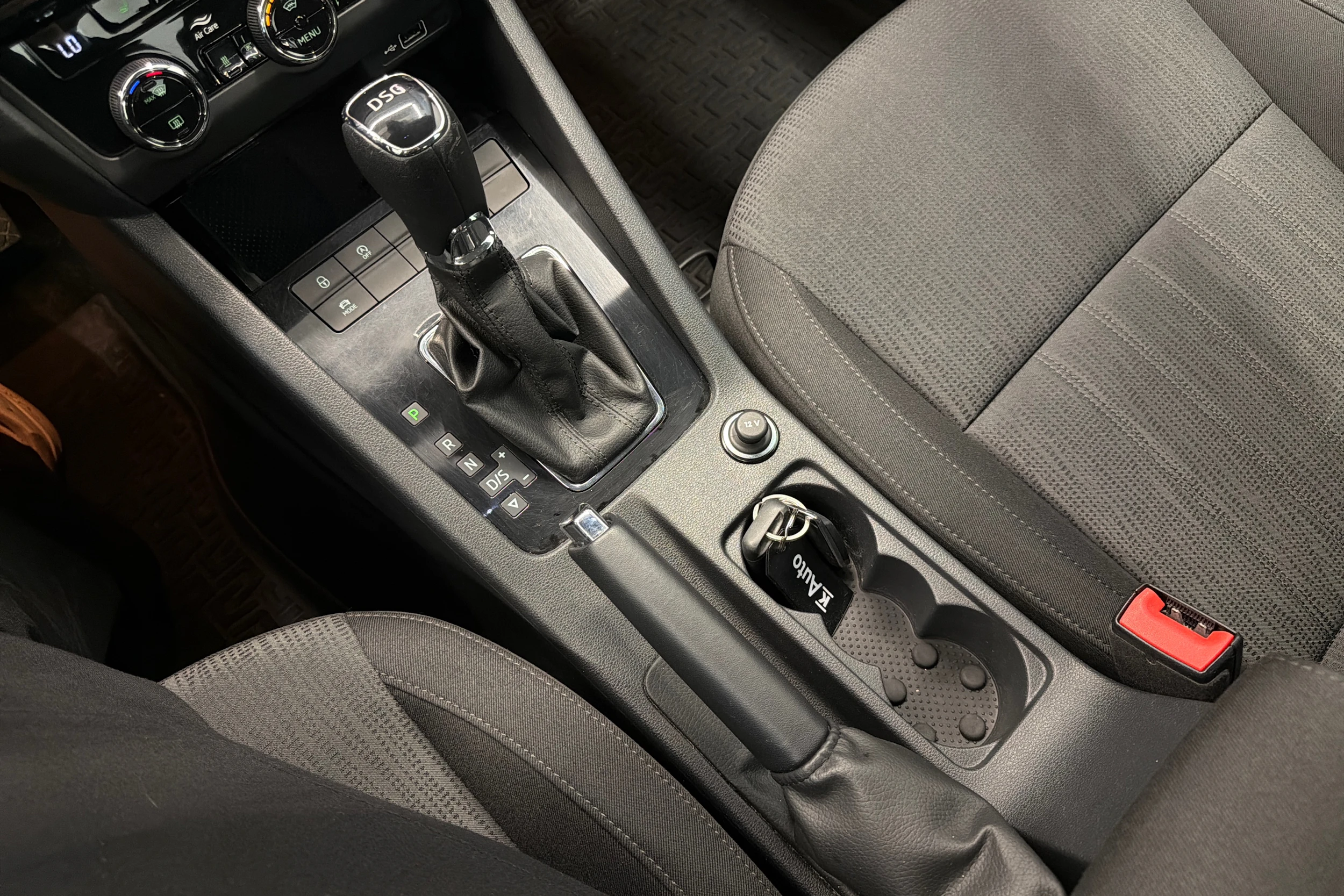 harmaa Skoda Octavia 2020 kuva 21.