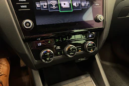 harmaa Skoda Octavia 2020 kuva 23.