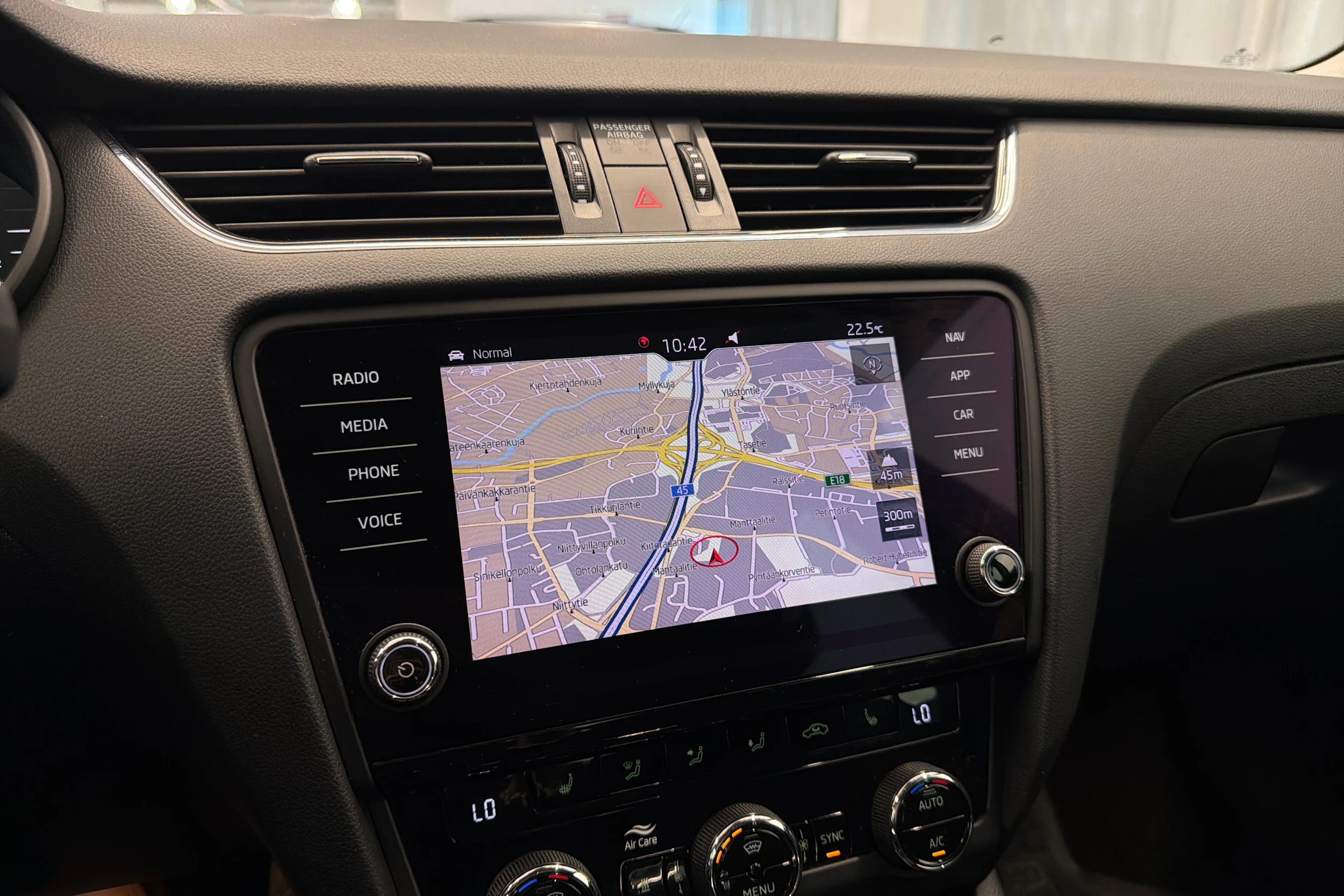 harmaa Skoda Octavia 2020 kuva 25.