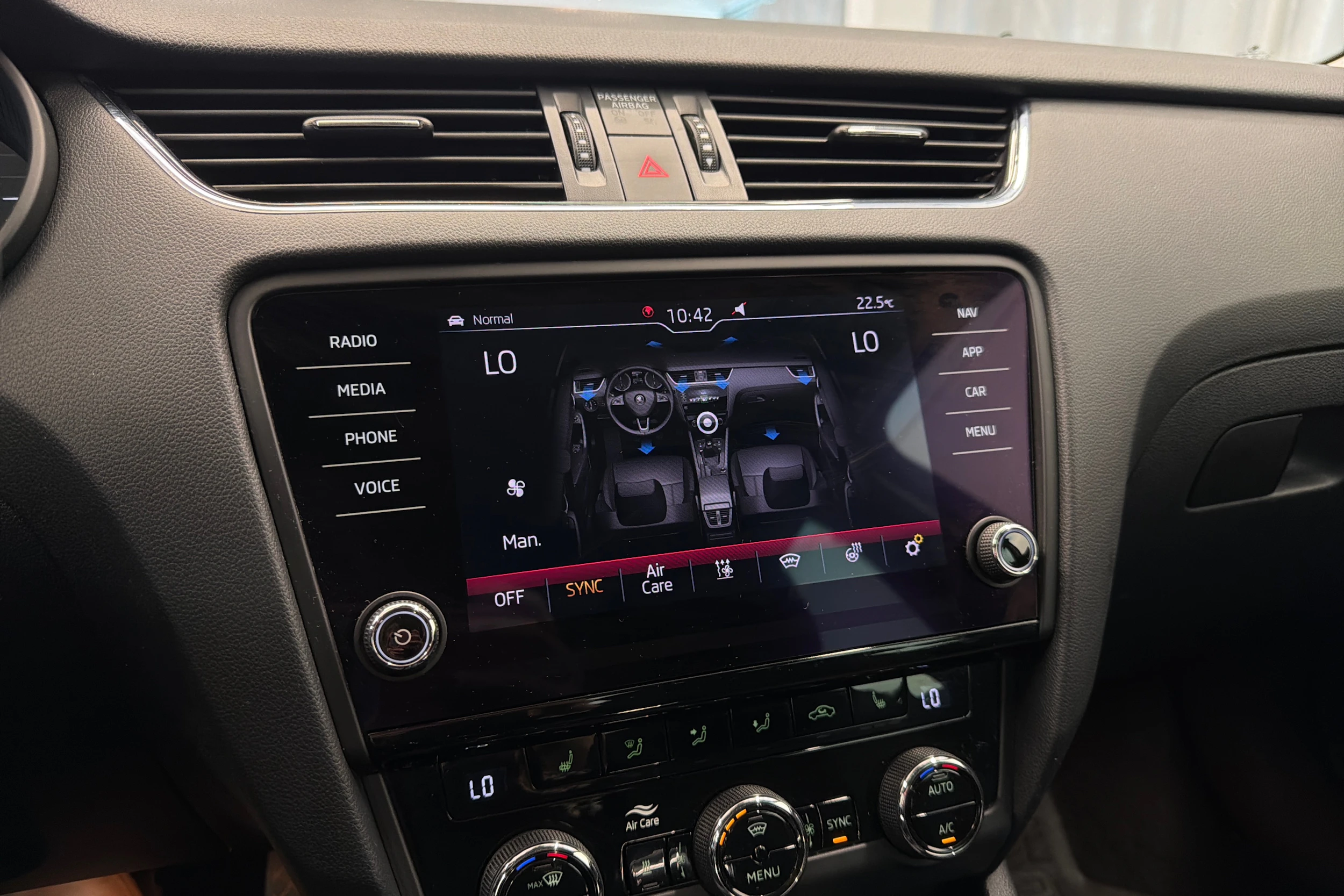 harmaa Skoda Octavia 2020 kuva 27.