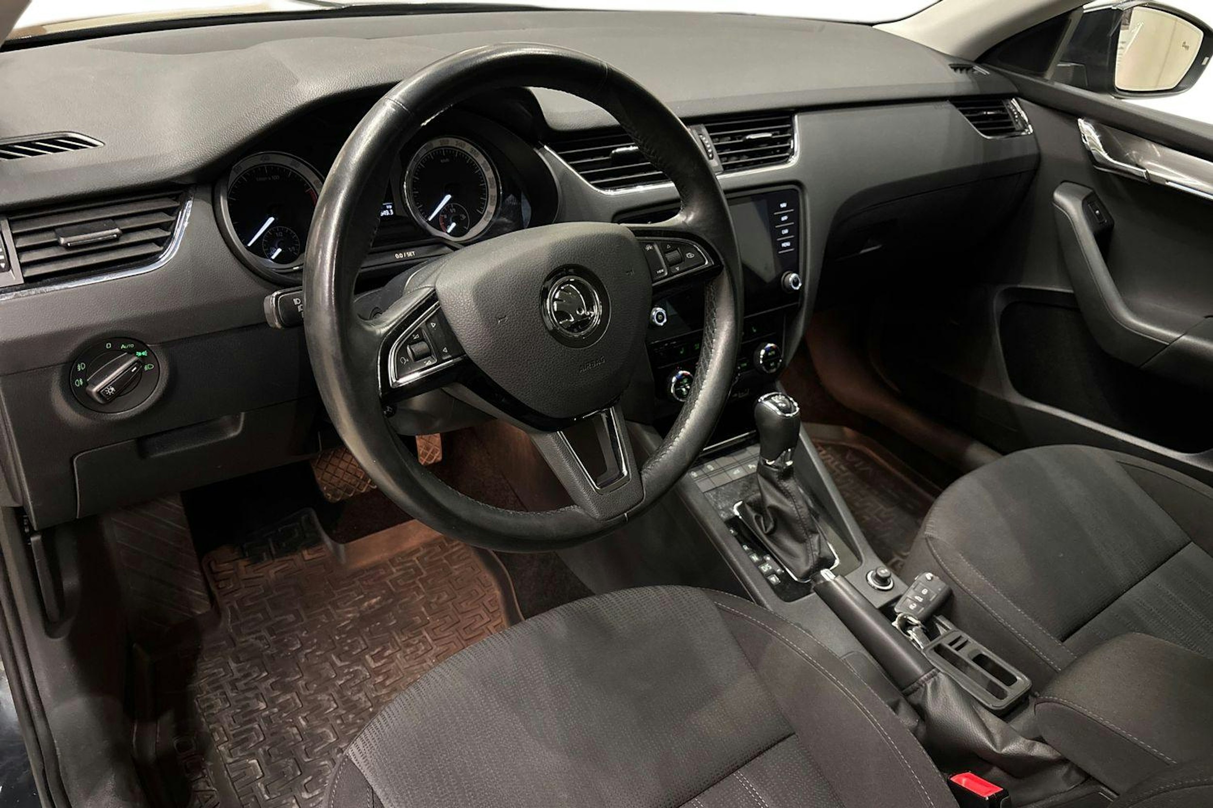 harmaa Skoda Octavia 2020 kuva 7.