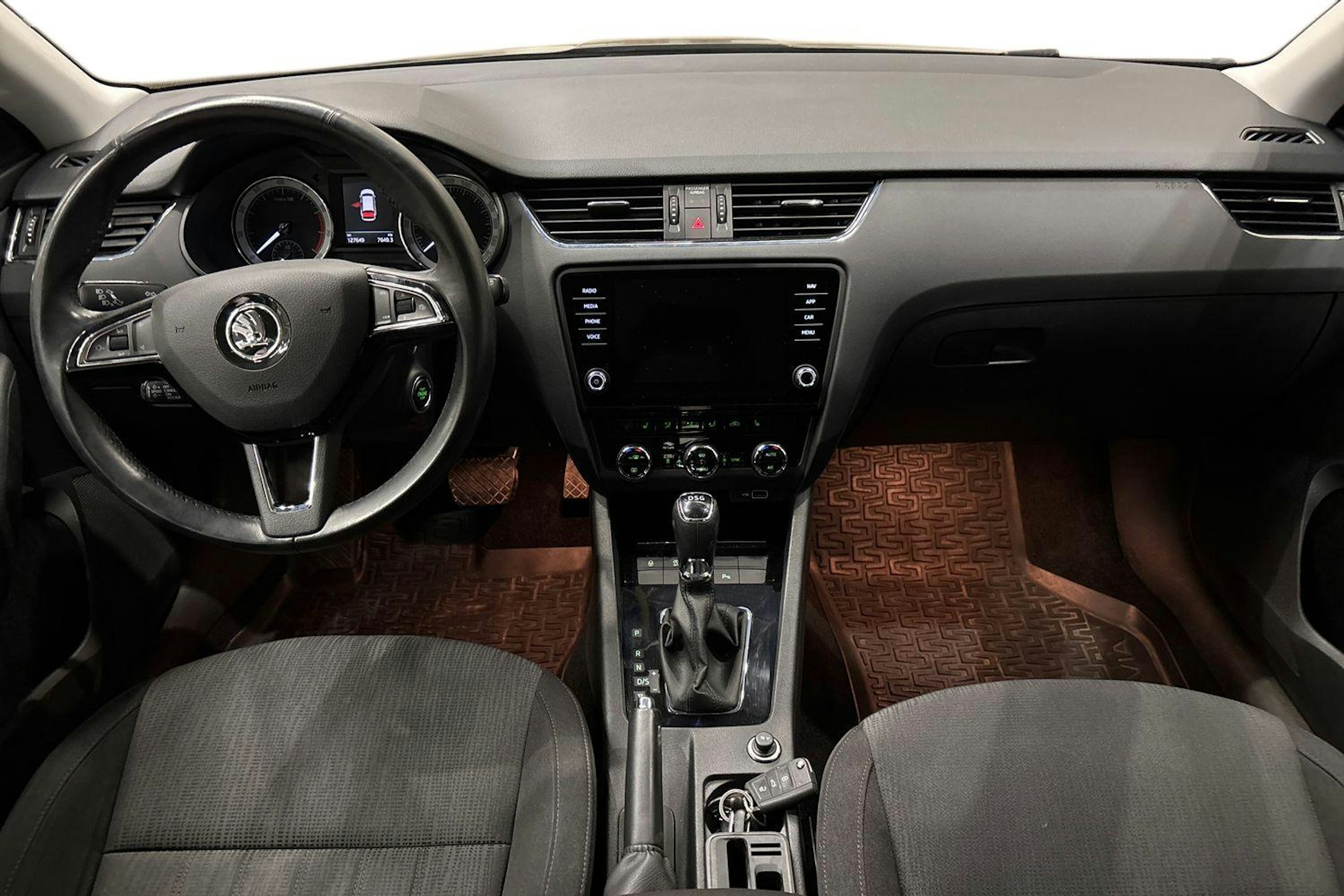 harmaa Skoda Octavia 2020 kuva 9.