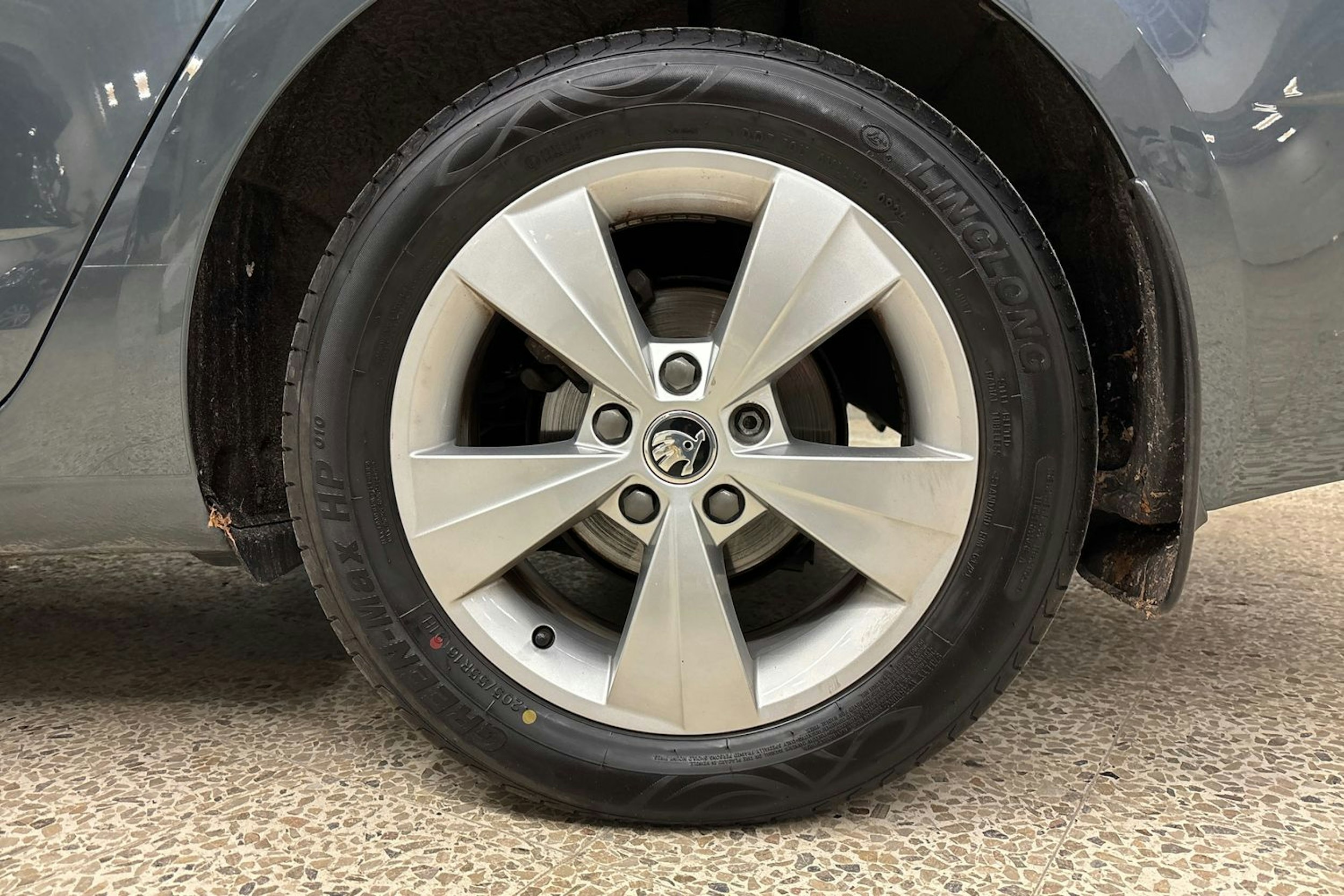 harmaa Skoda Octavia 2020 kuva 11.