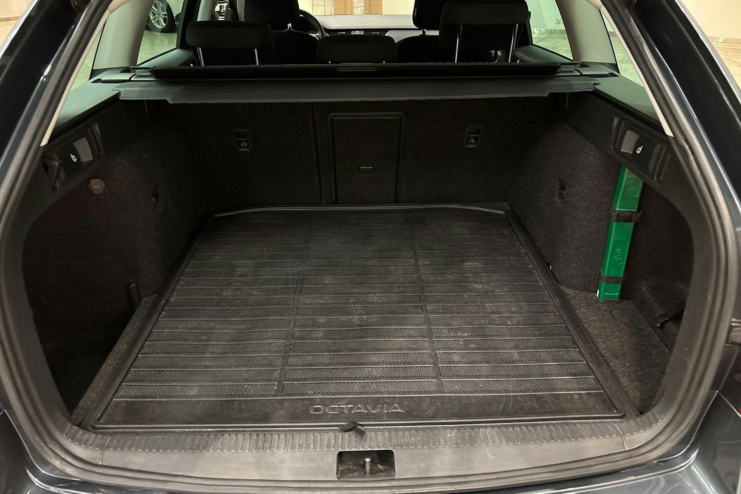 harmaa Skoda Octavia 2020 kuva 14.