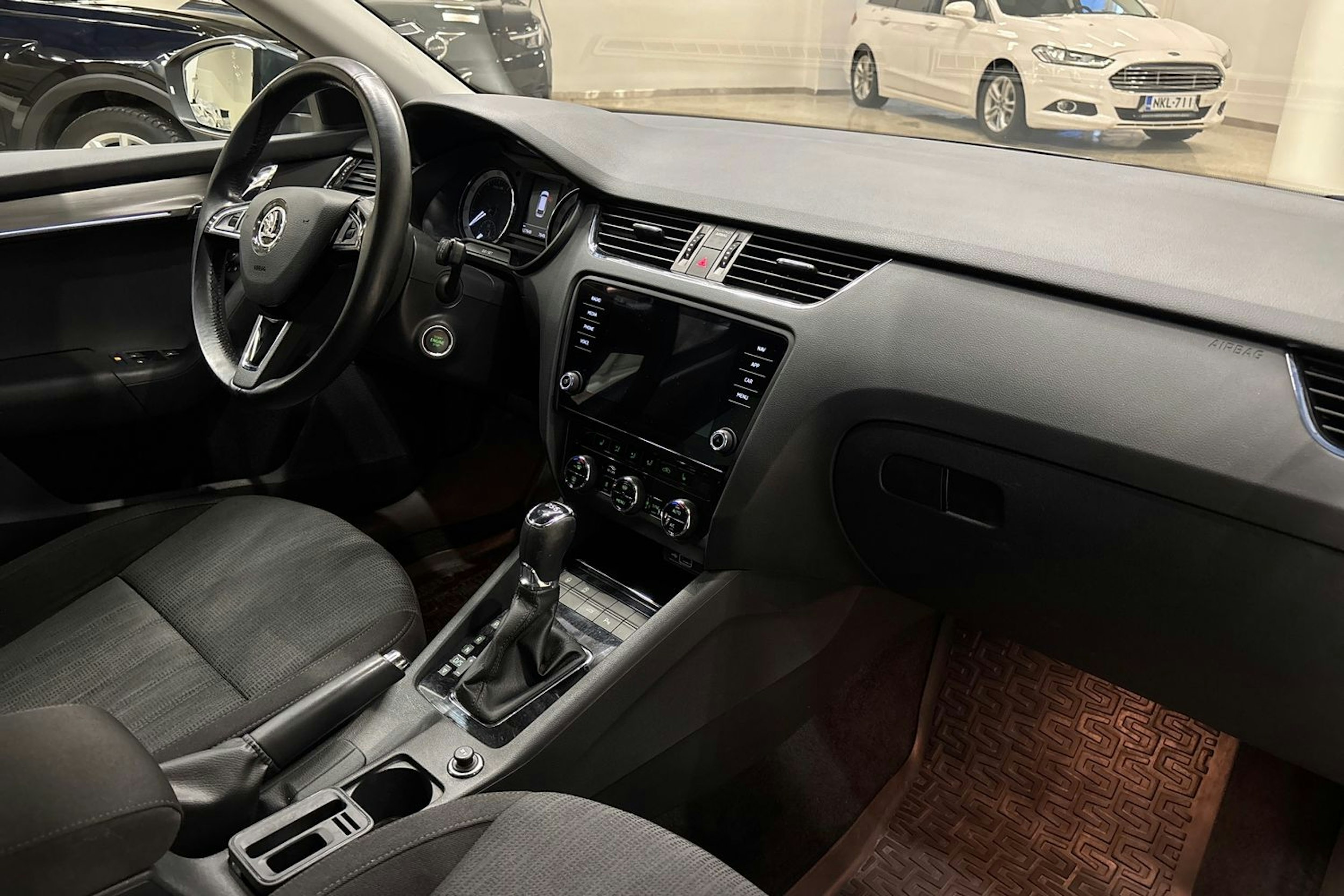 harmaa Skoda Octavia 2020 kuva 17.