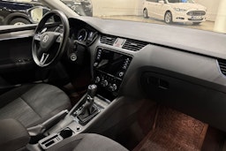 harmaa Skoda Octavia 2020 kuva 17.
