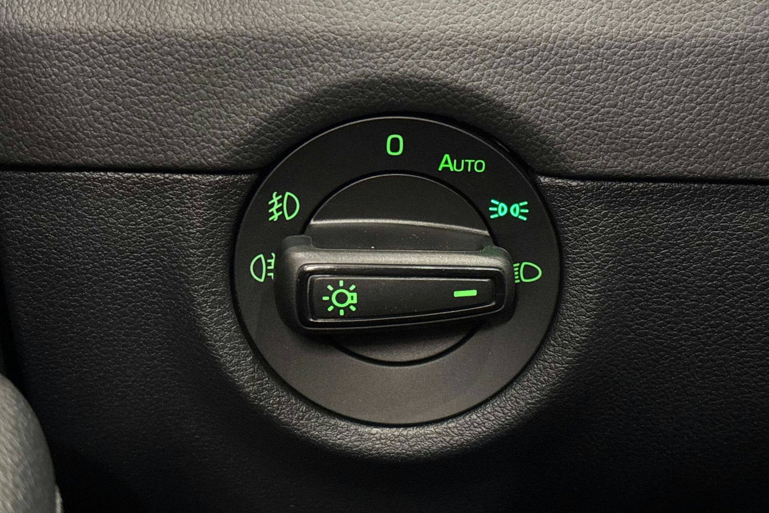 harmaa Skoda Octavia 2020 kuva 18.