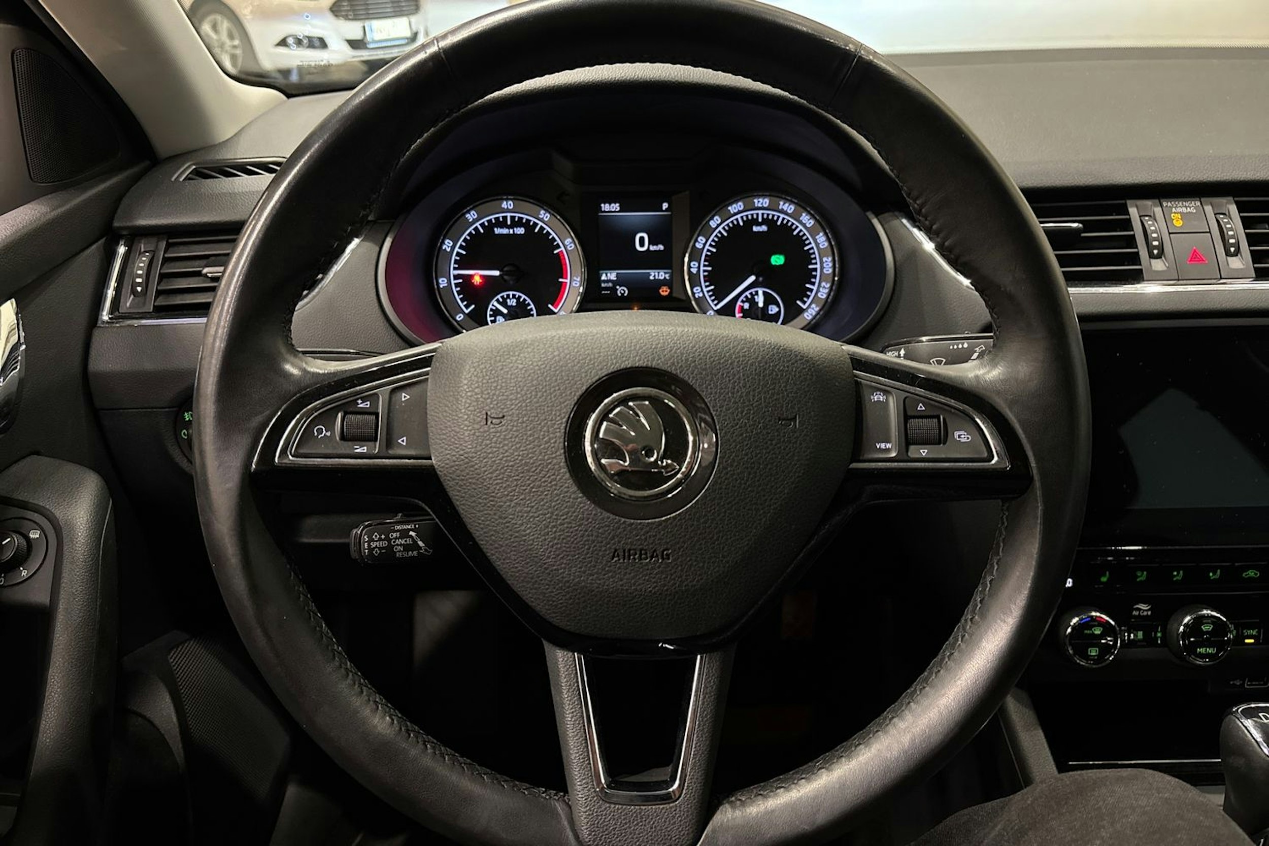 harmaa Skoda Octavia 2020 kuva 19.