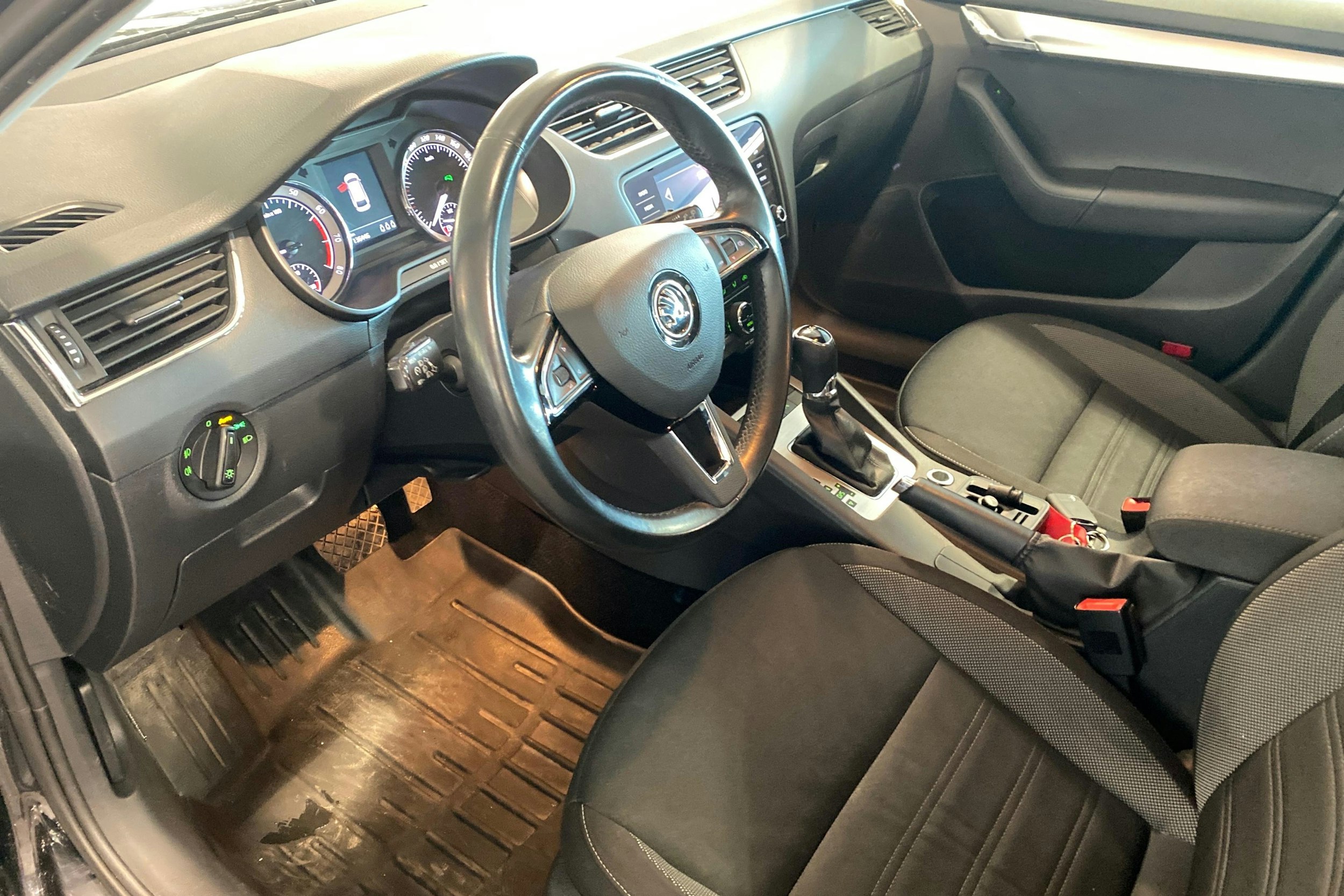 Musta Skoda OCTAVIA 2020 kuva 7.