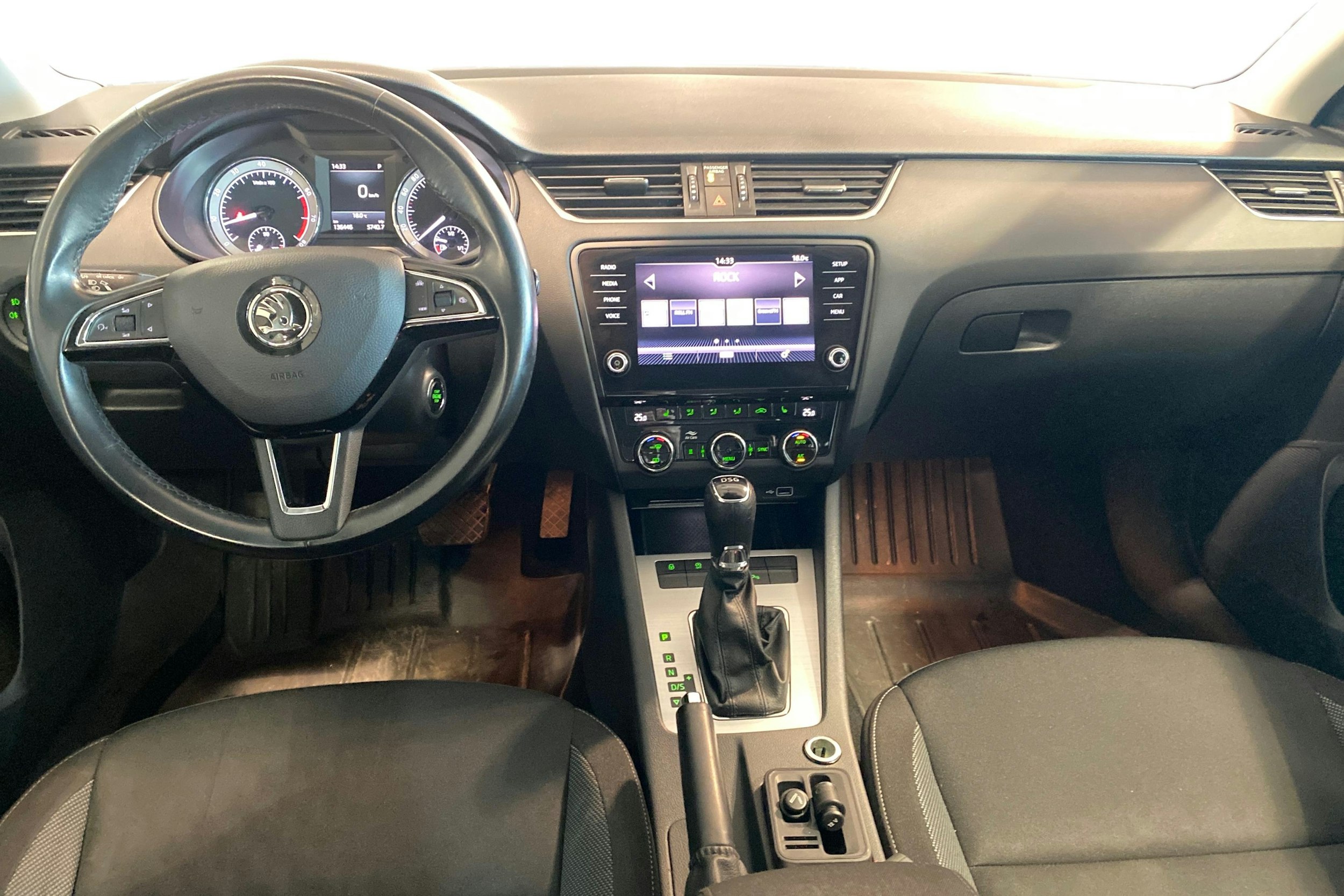 Musta Skoda OCTAVIA 2020 kuva 9.