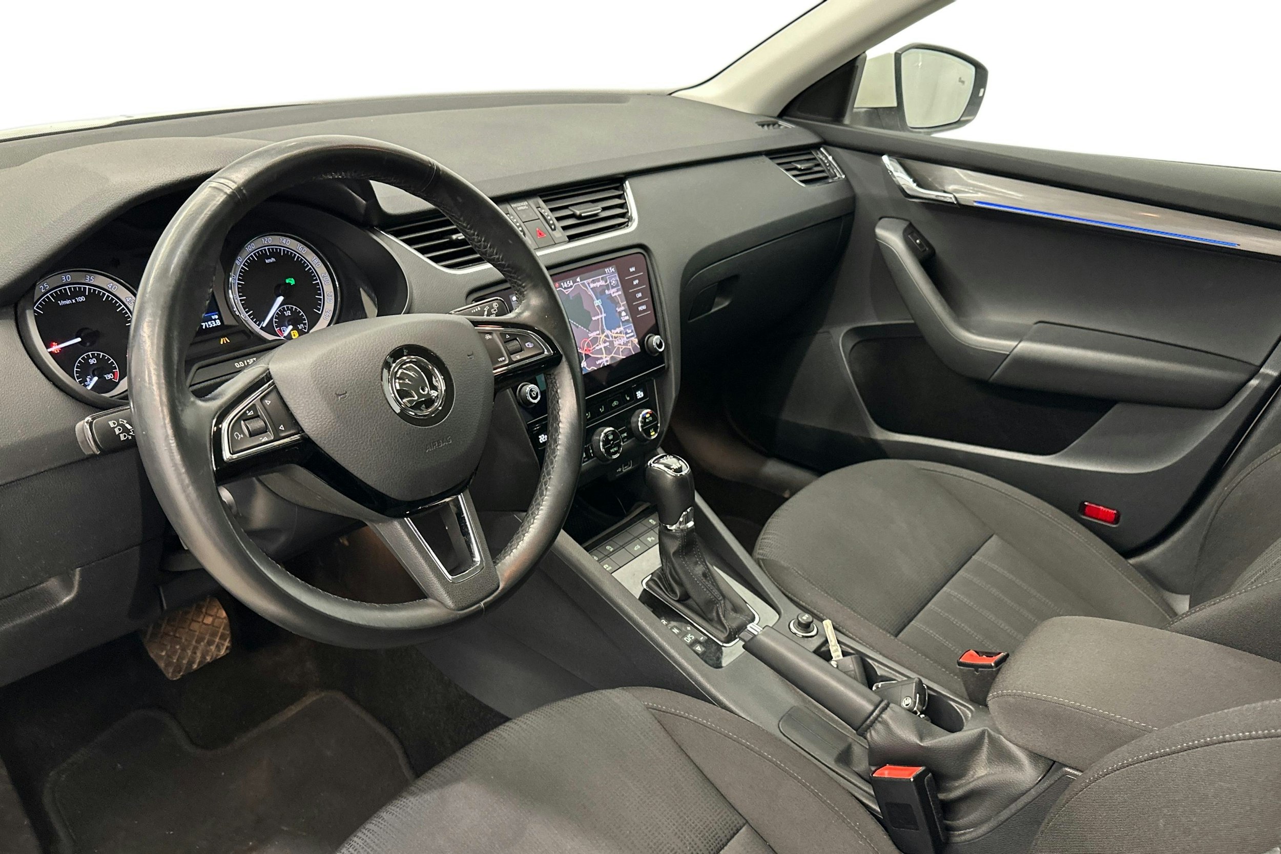 valkoinen Skoda Octavia 2020 kuva 7.