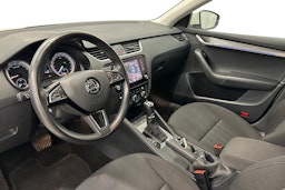 valkoinen Skoda Octavia 2020 kuva 7.