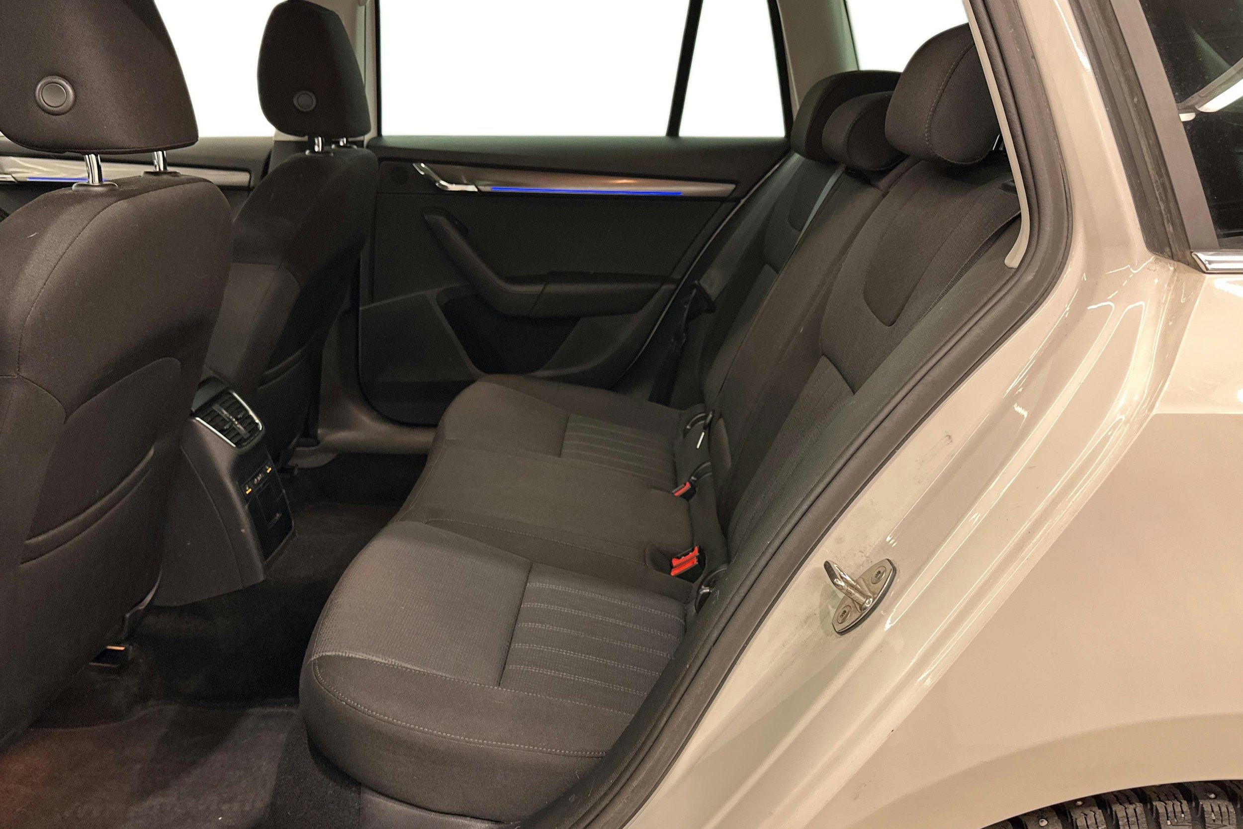 valkoinen Skoda Octavia 2020 kuva 11.