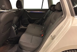 valkoinen Skoda Octavia 2020 kuva 11.