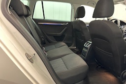 valkoinen Skoda Octavia 2020 kuva 15.