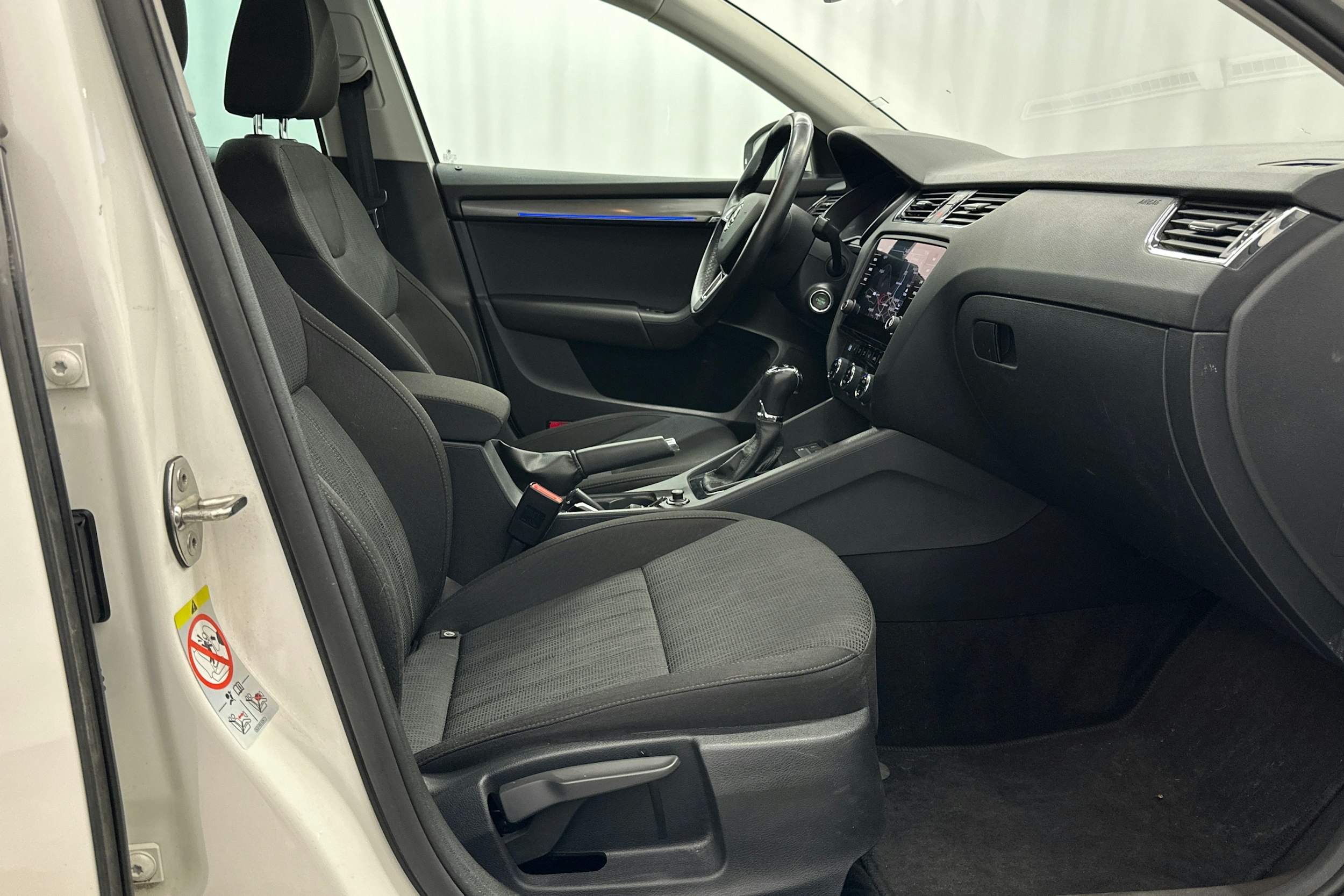 valkoinen Skoda Octavia 2020 kuva 16.