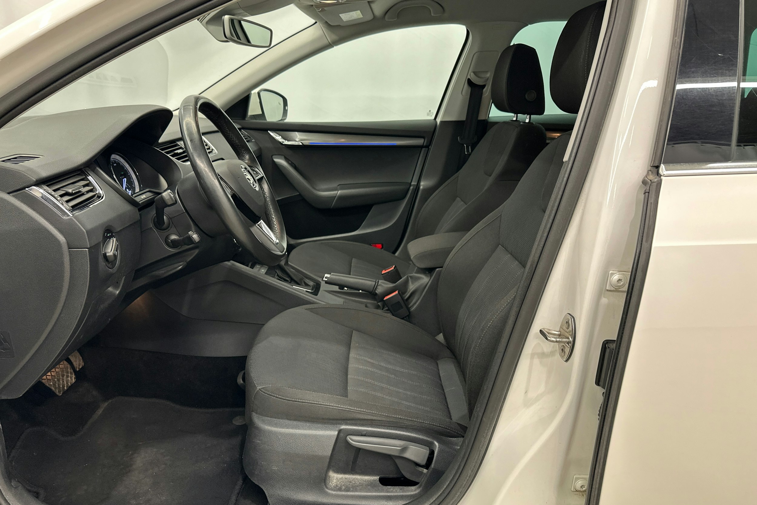 valkoinen Skoda Octavia 2020 kuva 17.