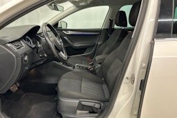 valkoinen Skoda Octavia 2020 kuva 17.