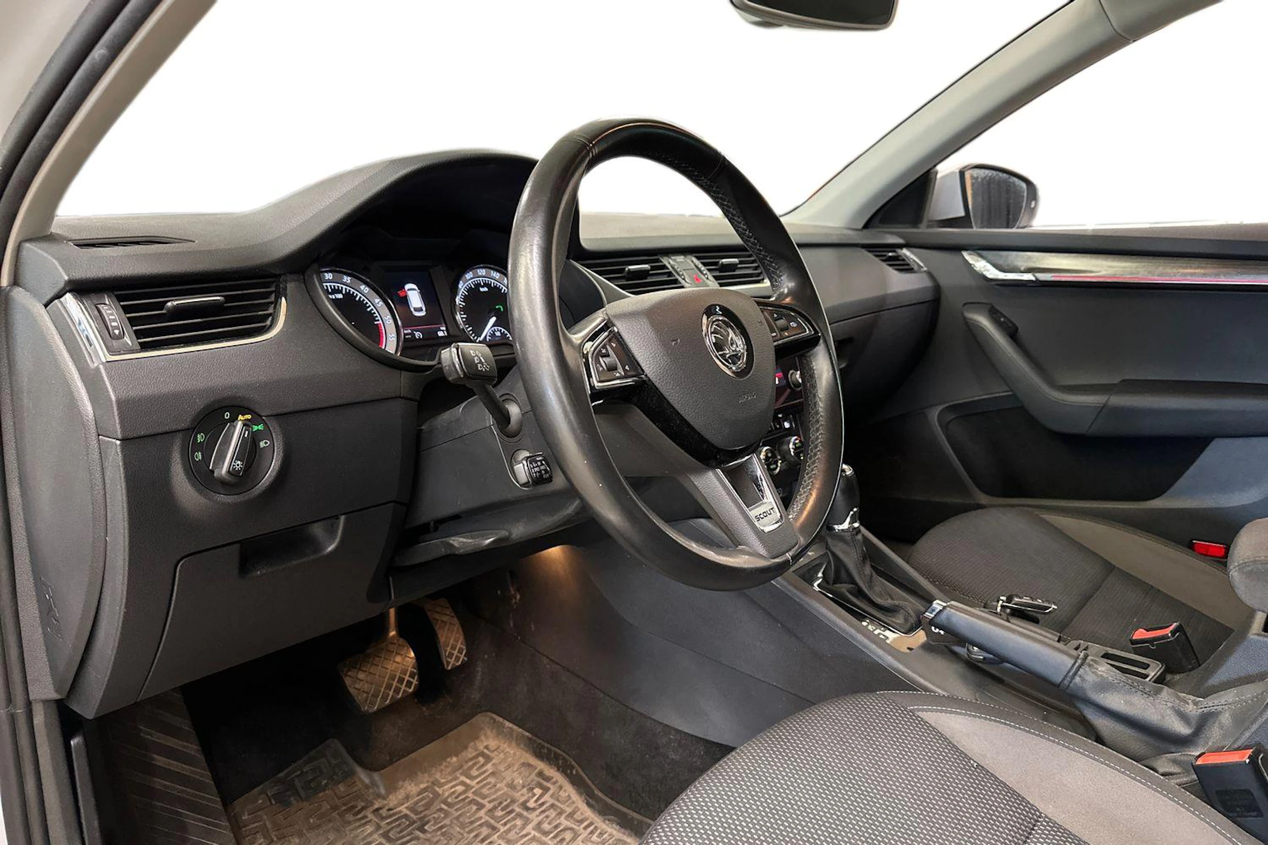 valkoinen Skoda Octavia 2020 kuva 3.