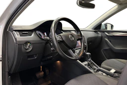 valkoinen Skoda Octavia 2020 kuva 6.