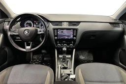 valkoinen Skoda Octavia 2020 kuva 7.
