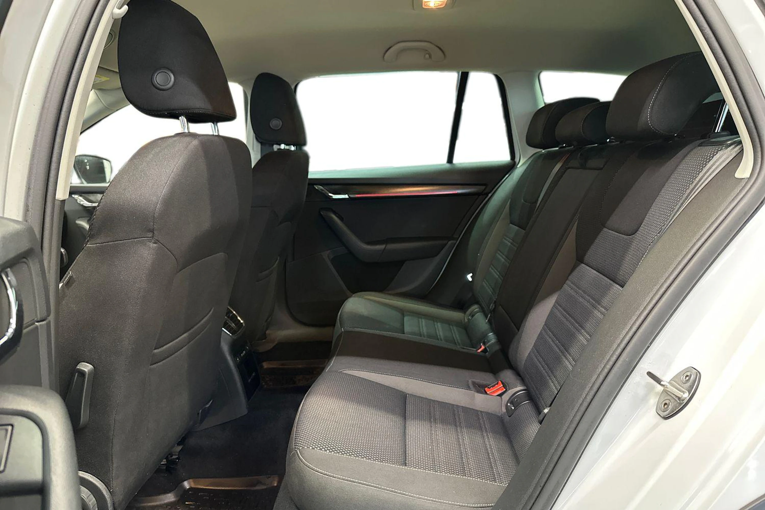 valkoinen Skoda Octavia 2020 kuva 8.