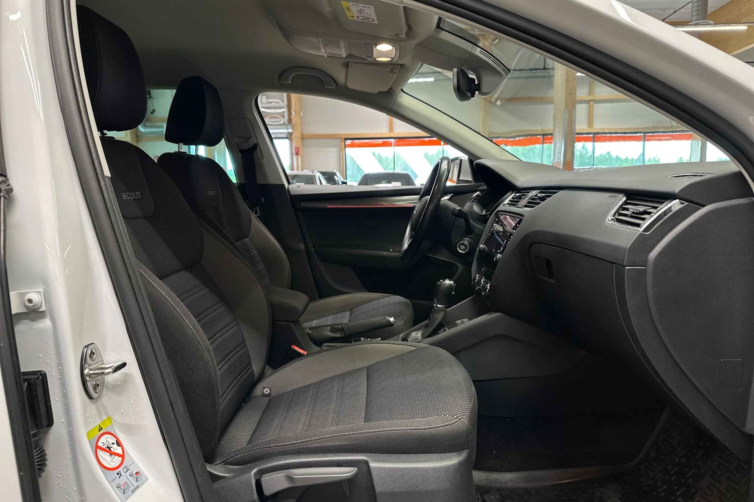valkoinen Skoda Octavia 2020 kuva 11.