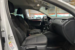 valkoinen Skoda Octavia 2020 kuva 11.