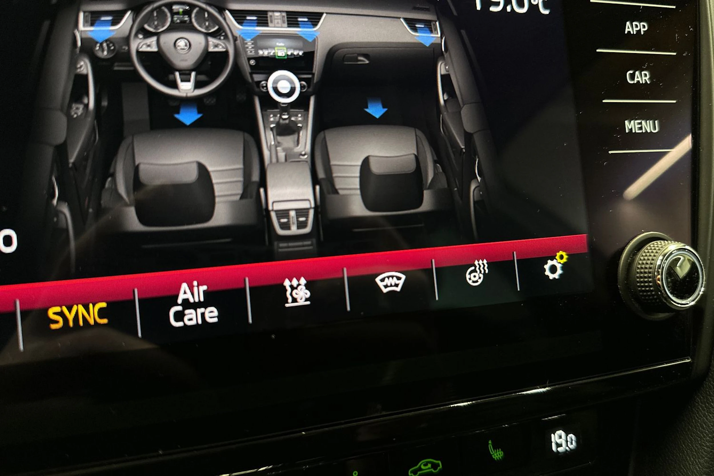 valkoinen Skoda Octavia 2020 kuva 16.