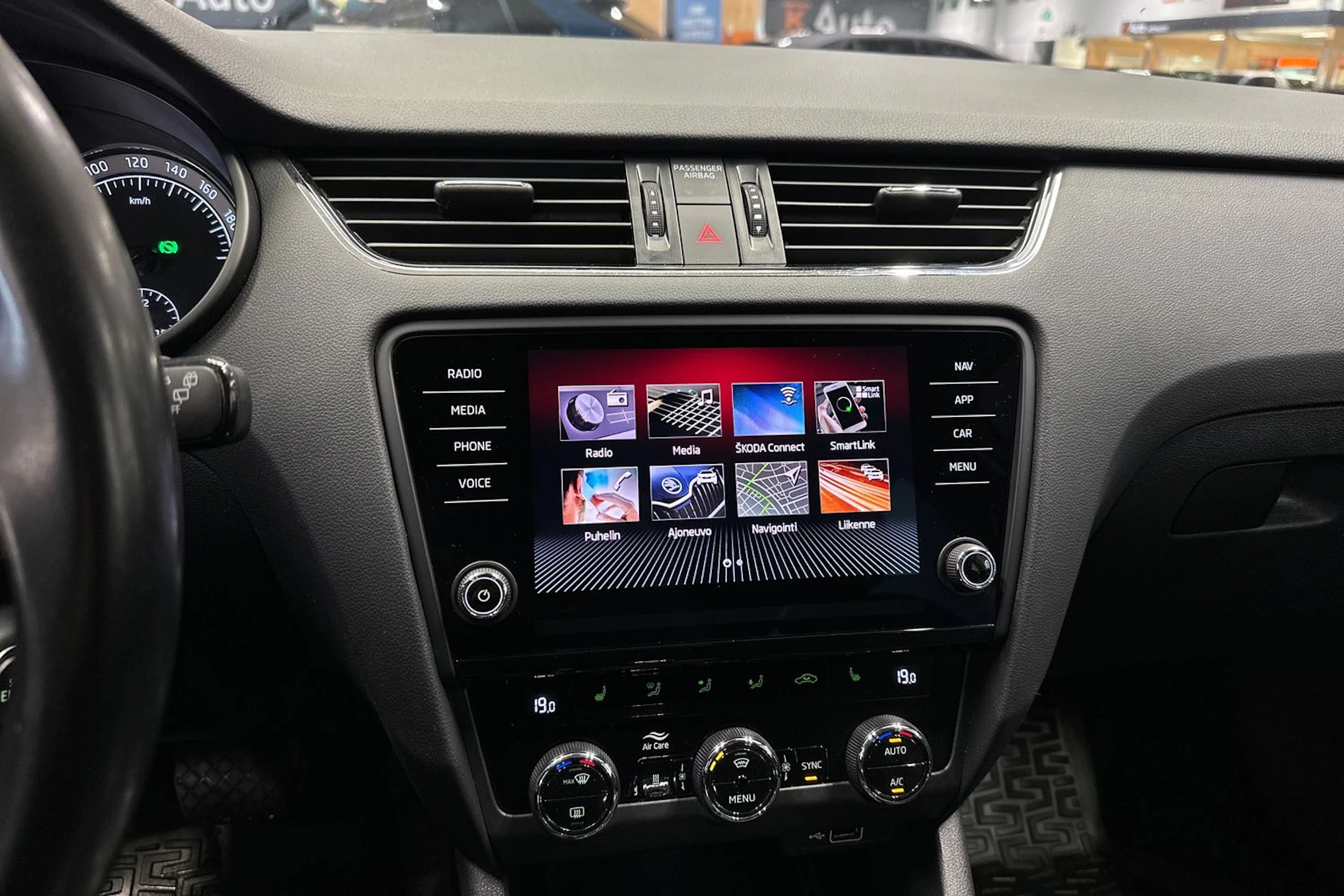 valkoinen Skoda Octavia 2020 kuva 17.