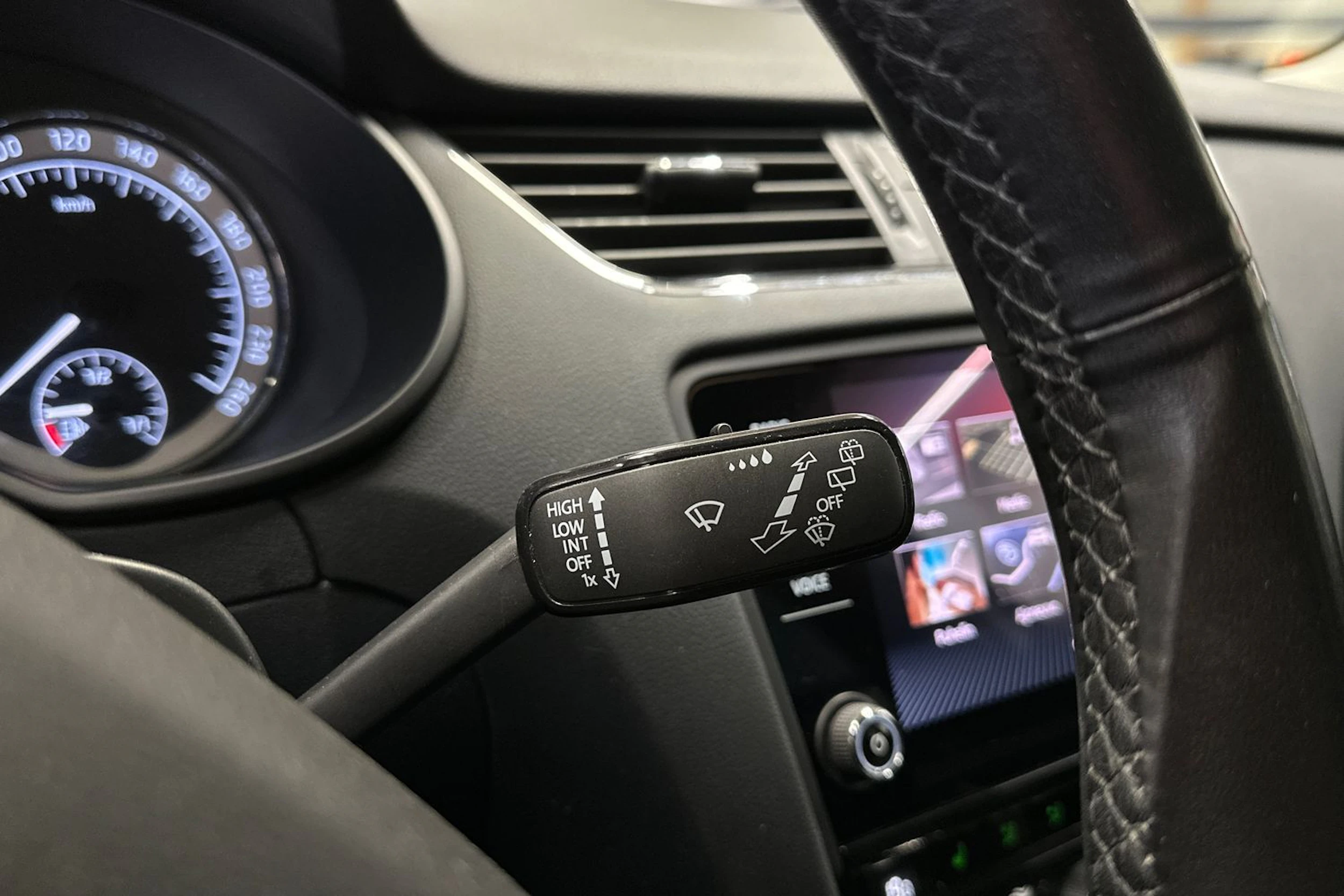 valkoinen Skoda Octavia 2020 kuva 21.