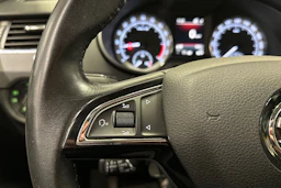 valkoinen Skoda Octavia 2020 kuva 22.