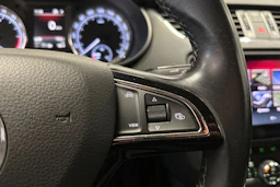 valkoinen Skoda Octavia 2020 kuva 23.