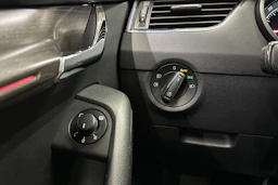 valkoinen Skoda Octavia 2020 kuva 24.