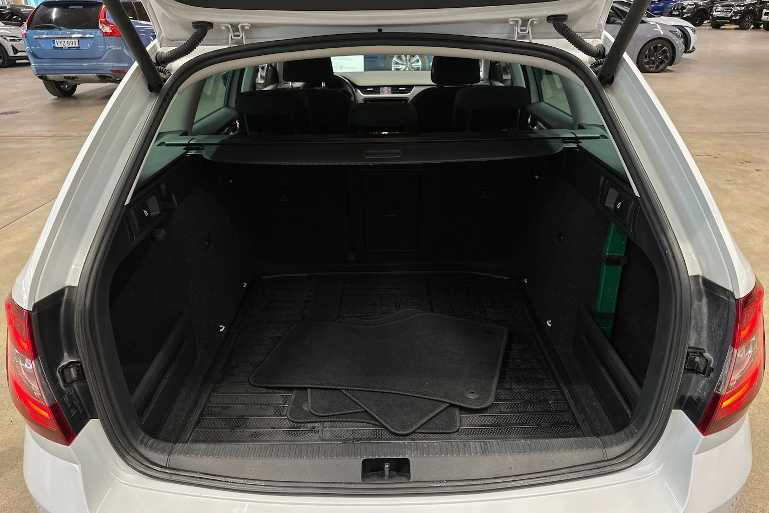 valkoinen Skoda Octavia 2020 kuva 25.