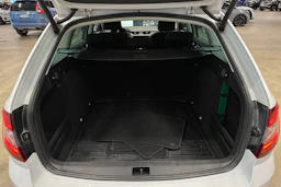 valkoinen Skoda Octavia 2020 kuva 25.