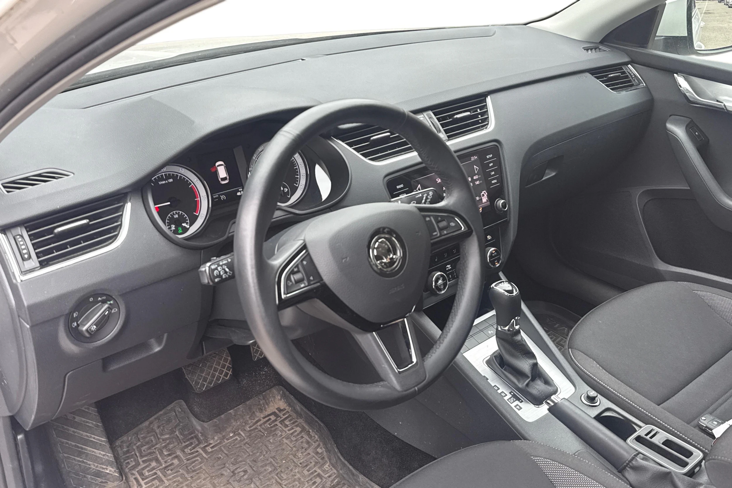 valkoinen Skoda Octavia 2020 kuva 3.