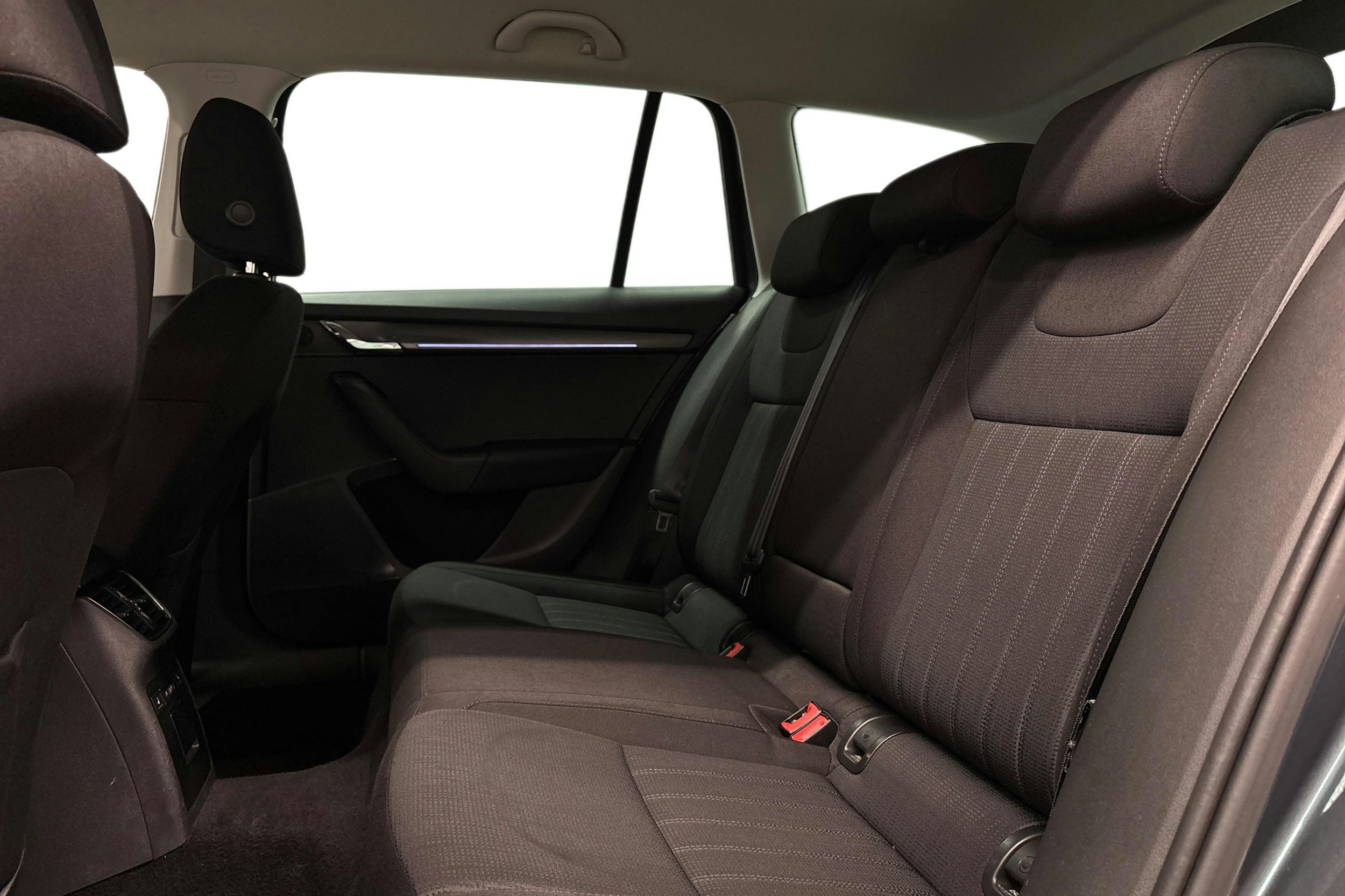 harmaa Skoda Octavia 2020 kuva 10.
