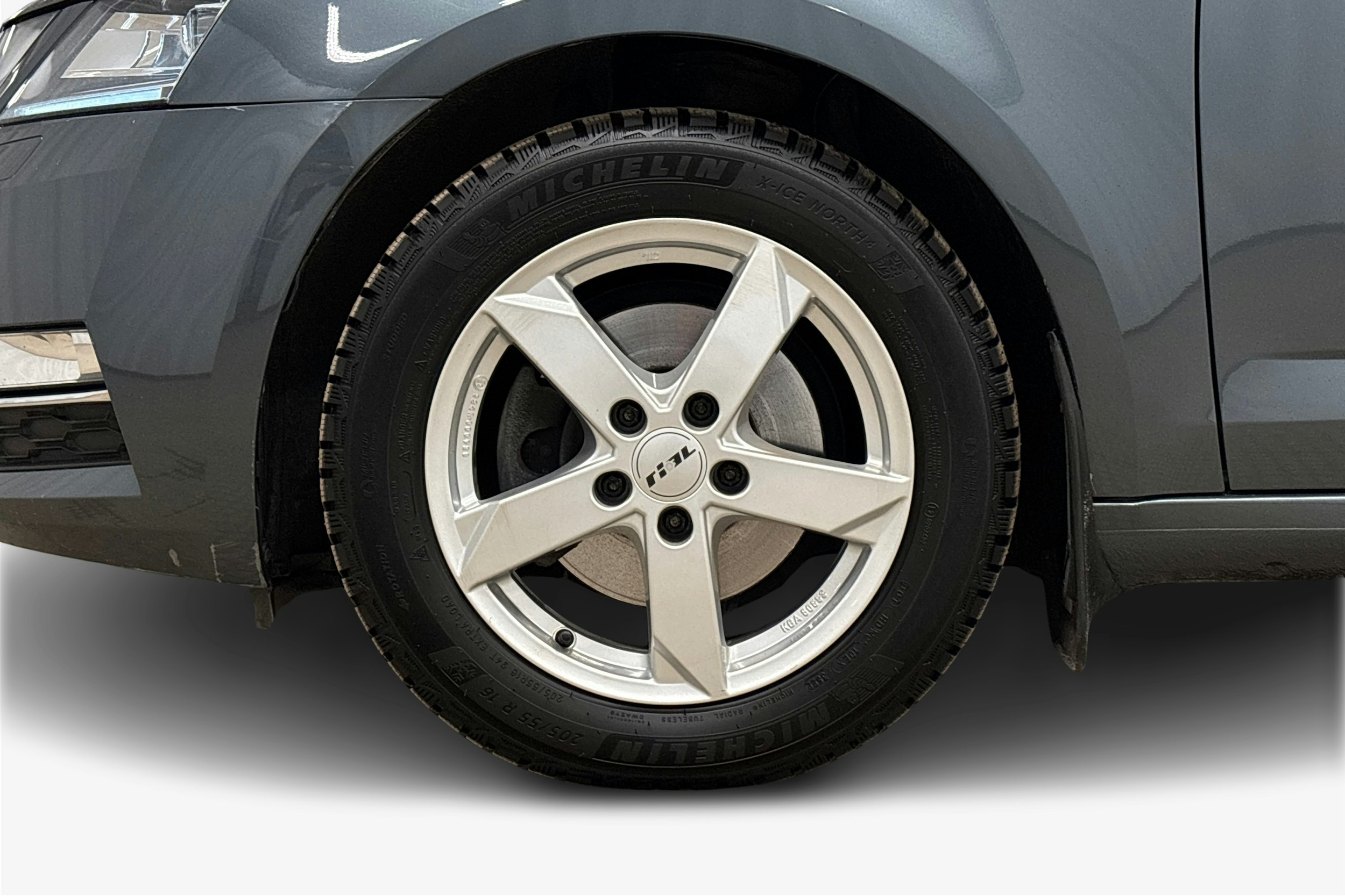 harmaa Skoda Octavia 2020 kuva 11.