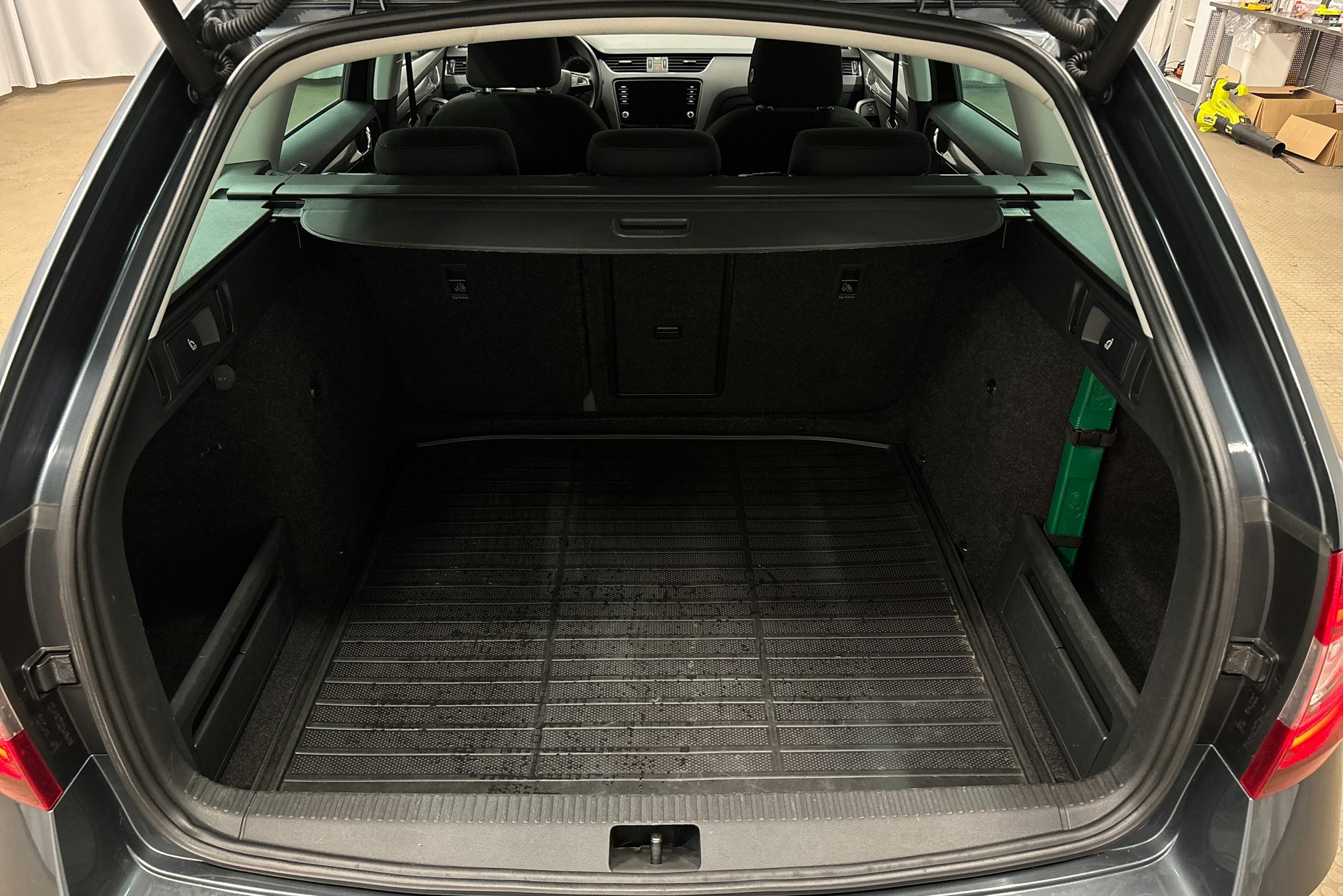 harmaa Skoda Octavia 2020 kuva 14.