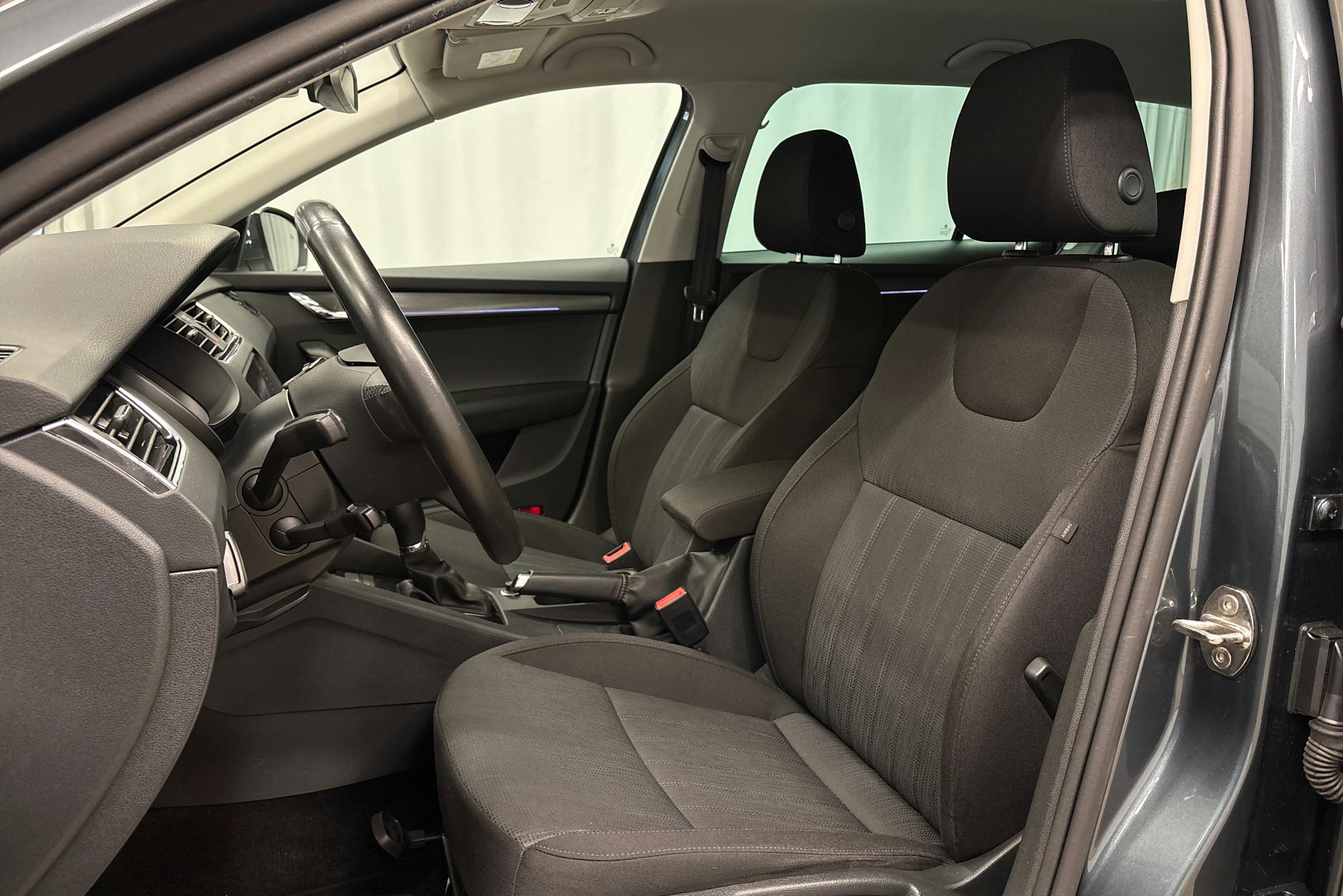 harmaa Skoda Octavia 2020 kuva 17.