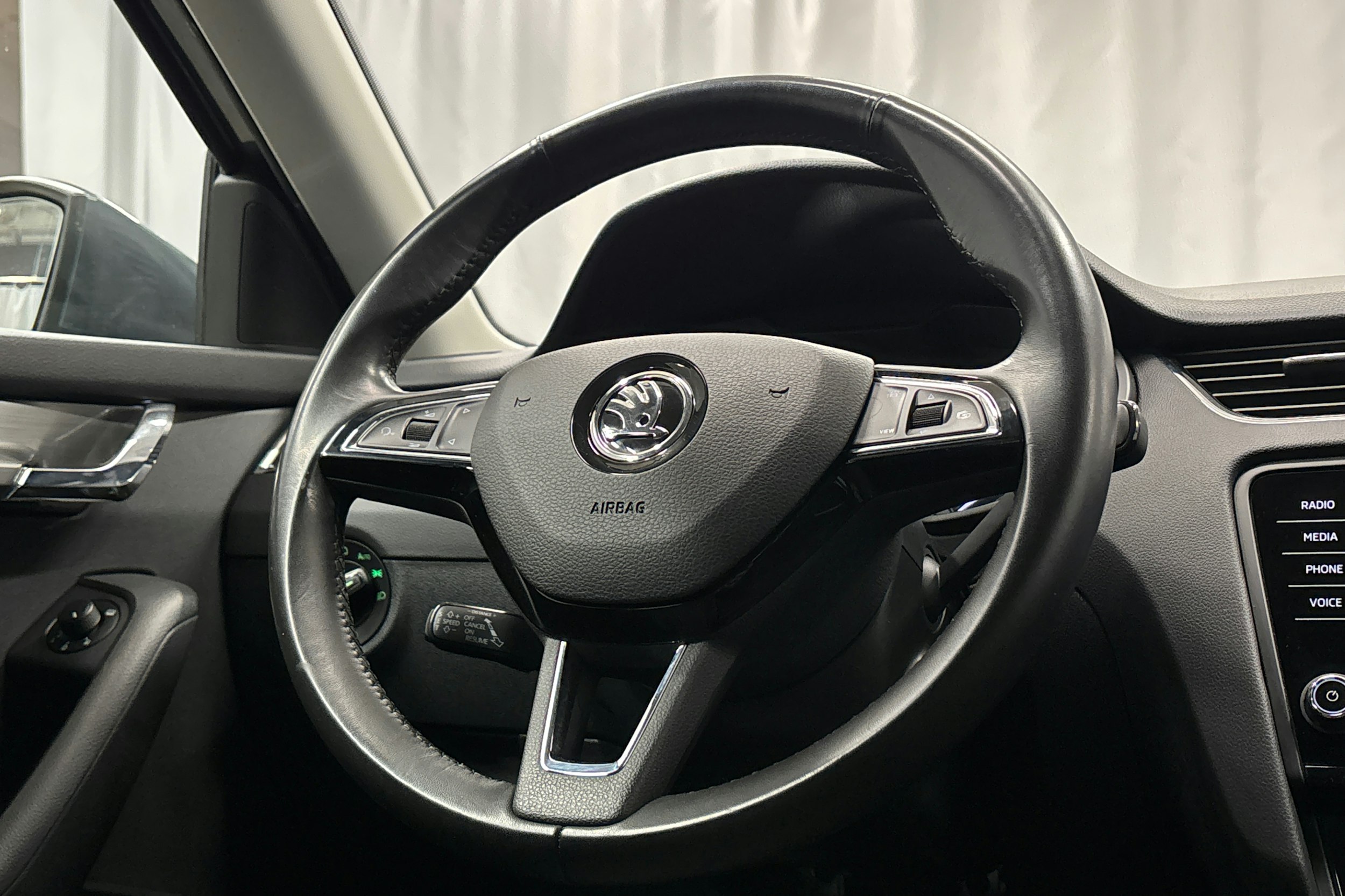 harmaa Skoda Octavia 2020 kuva 18.