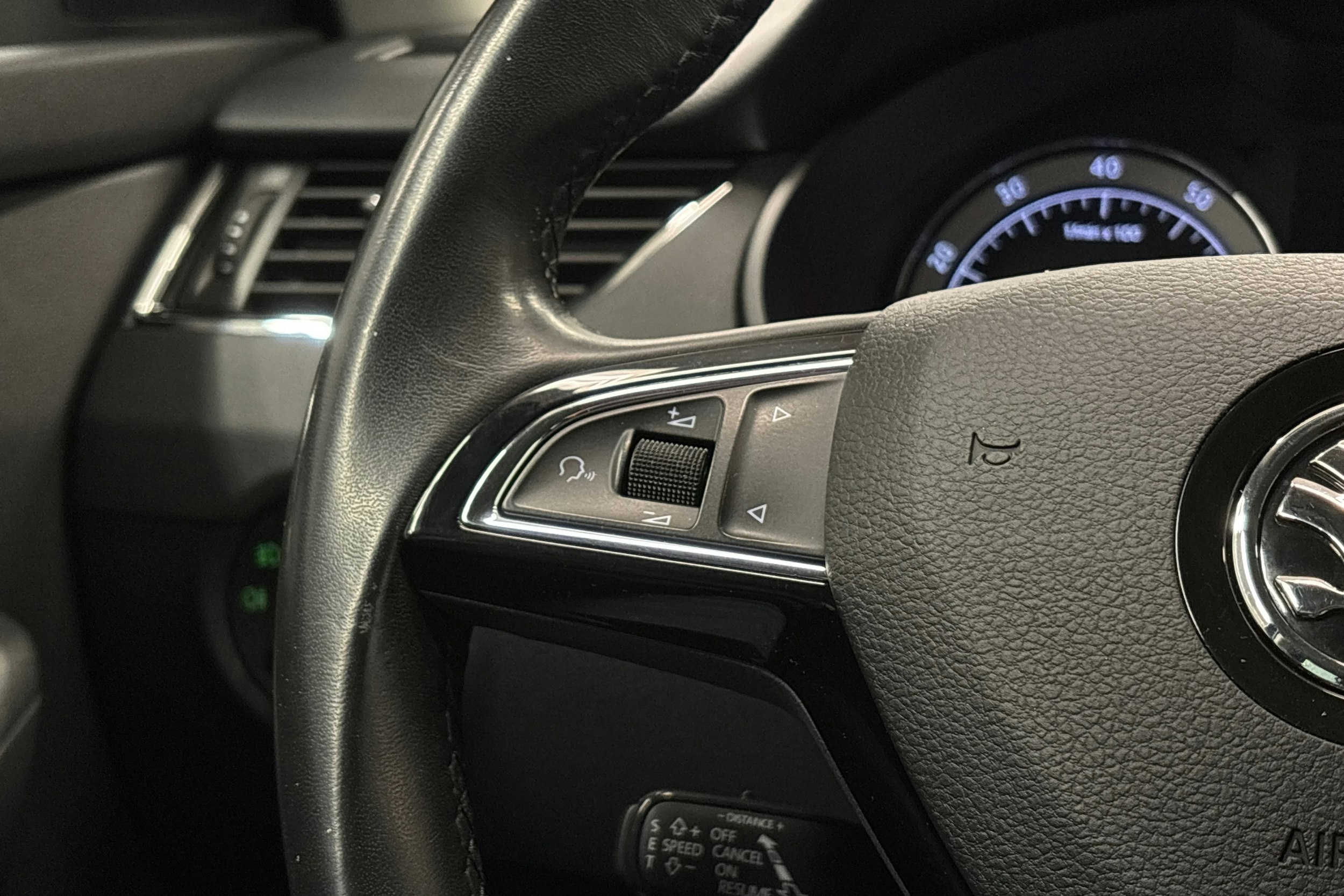 harmaa Skoda Octavia 2020 kuva 19.