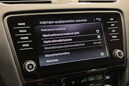harmaa Skoda Octavia 2020 kuva 27.