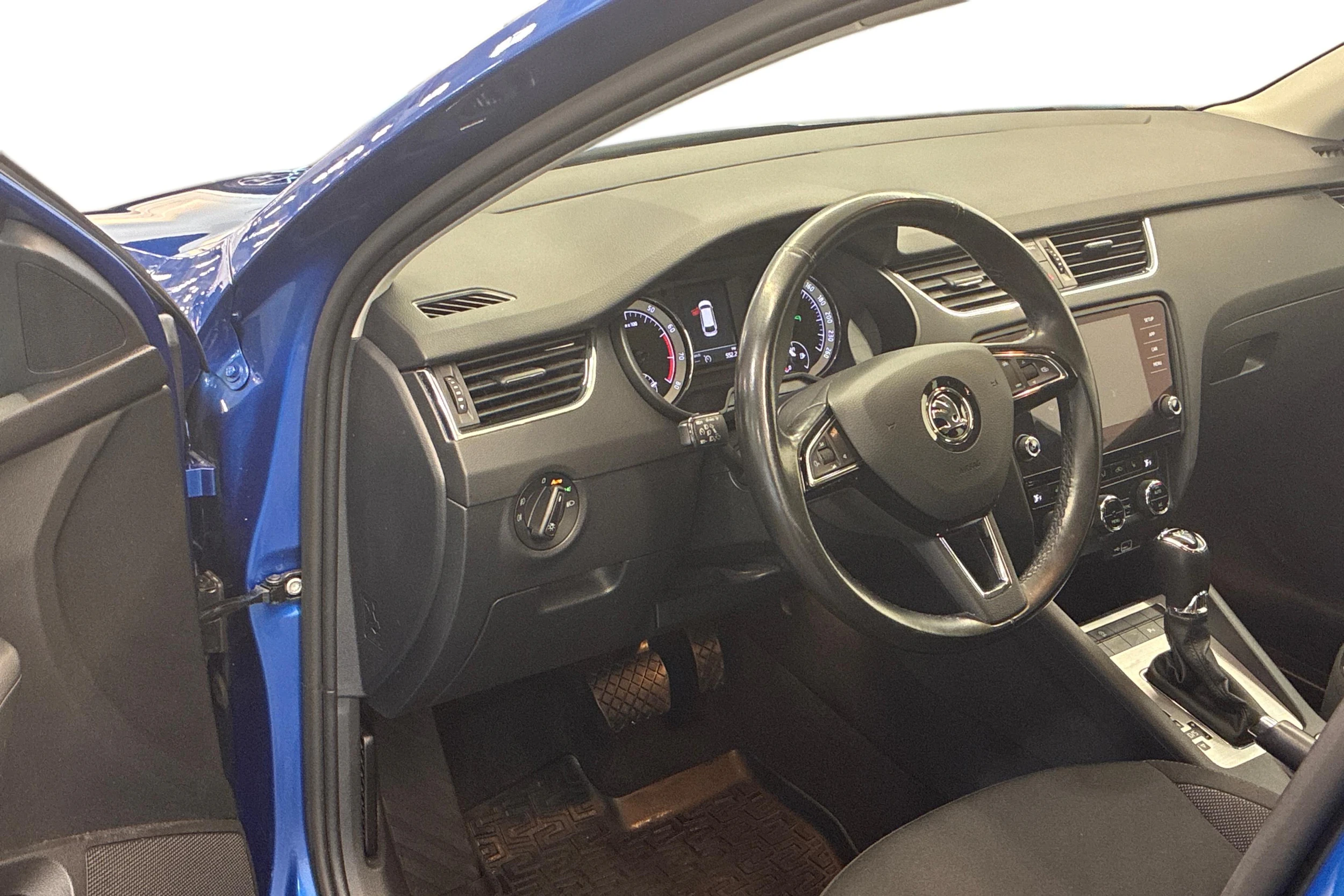 sininen Skoda Octavia 2020 kuva 6.