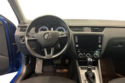 sininen Skoda Octavia 2020 kuva 7.